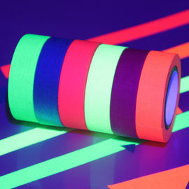 Porcellana UV reagisca il nastro adesivo luminoso al neon della luce ultravioletta 6 colori che gli strizzacervelli dell'insieme si sono avvolti fornitore